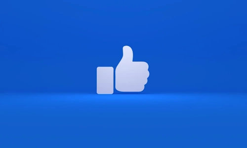 Facebookin tykkäyskuvake sinisellä taustalla – Facebook-mainonta yrityksille.