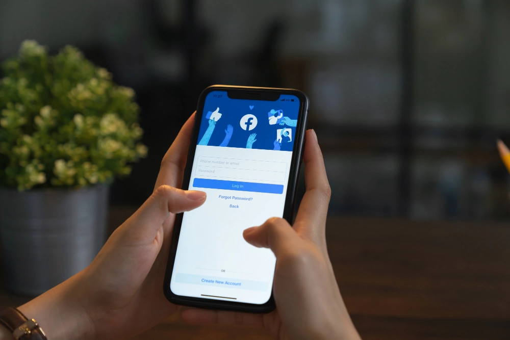 facebook-puhelimen-naytolla Facebook puhelimen näytöllä