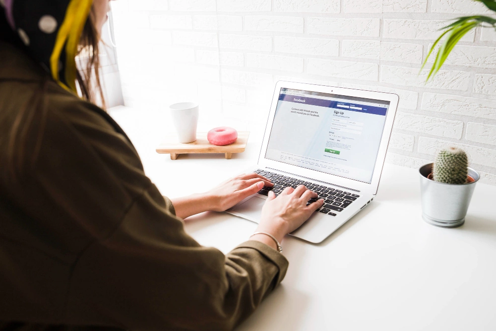 facebook-tietokoneella Facebookin käyttö kannettavalla tietokoneella