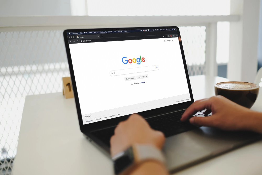 google-mainonta-hakusanamainonta Google-haku kannettavan tietokoneen näytöllä
