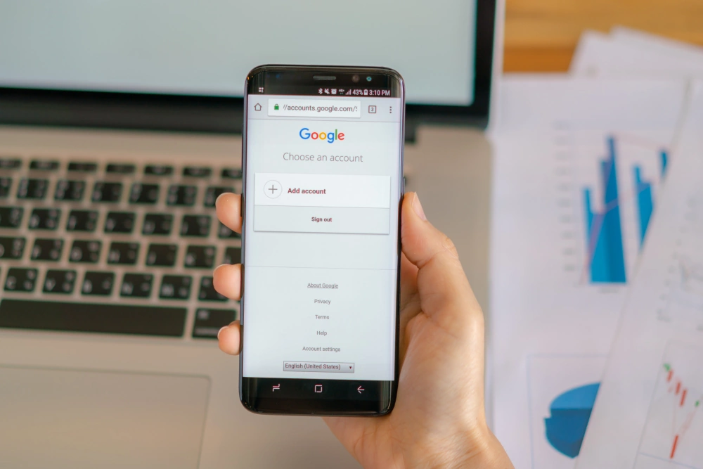 google-mainonta-mobiilissa Google-palvelu älypuhelimen näytöllä tietokoneen vieressä